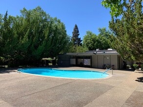 7532 Fairway Two Ave in Fair Oaks, CA - Foto de edificio - Building Photo