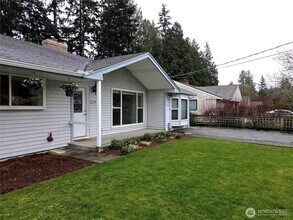 16850 Palatine Ave N in Shoreline, WA - Foto de edificio - Building Photo