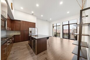 4820 Caroline St in Houston, TX - Building Photo