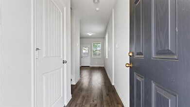 22002 Sovereign Hts Ln. in Houston, TX - Foto de edificio - Building Photo