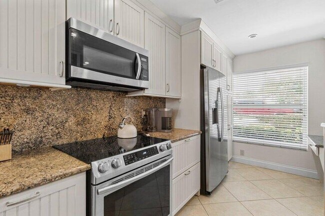 842 SE 19th Ave in Deerfield Beach, FL - Foto de edificio - Building Photo