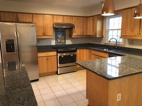 8 Cedarwood Ct in Rockville, MD - Building Photo - Building Photo