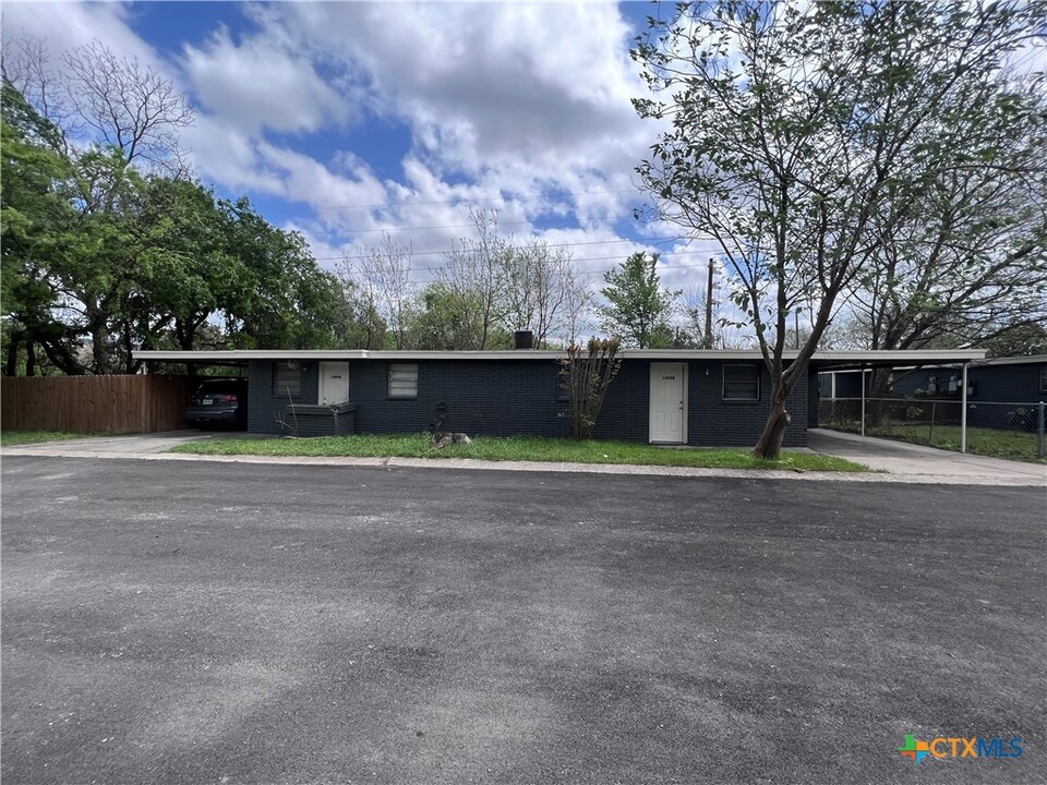 1009 Hackberry St in San Marcos, TX - Building Photo