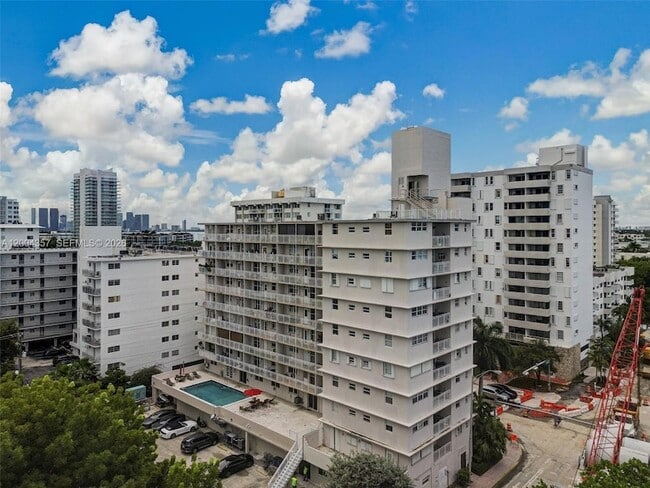 1300 Lincoln Rd, Unit B402 in Miami Beach, FL - Foto de edificio - Building Photo