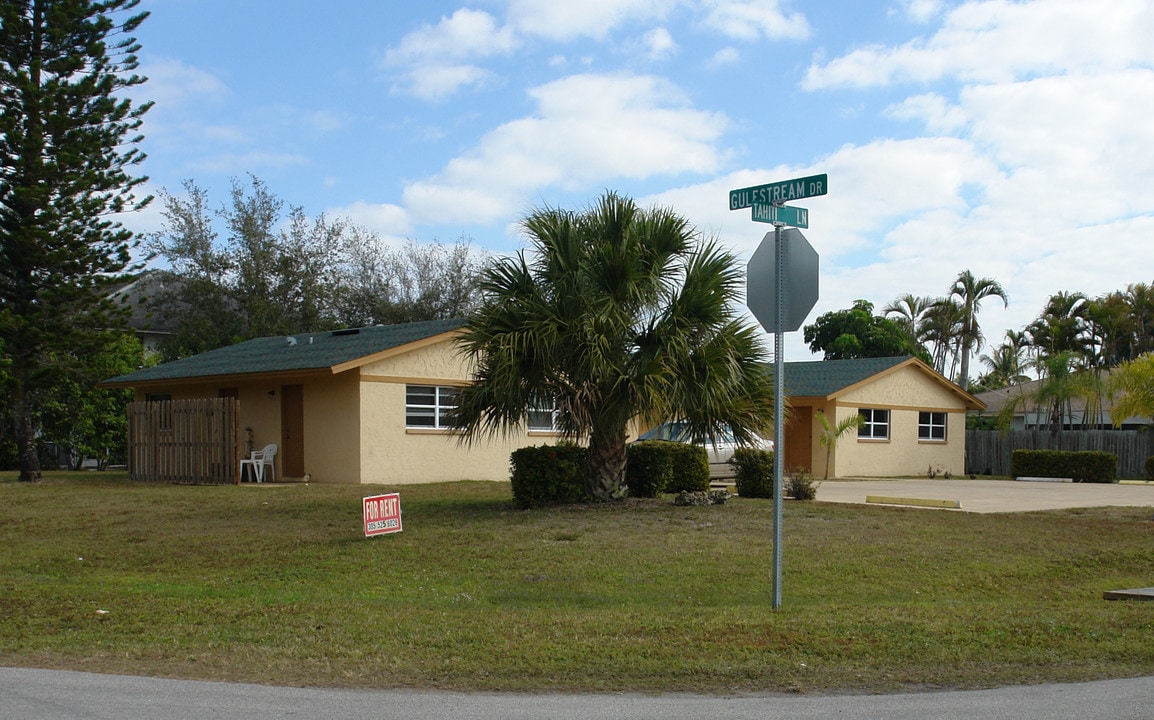 4801 Tahiti Ln in Naples, FL - Building Photo