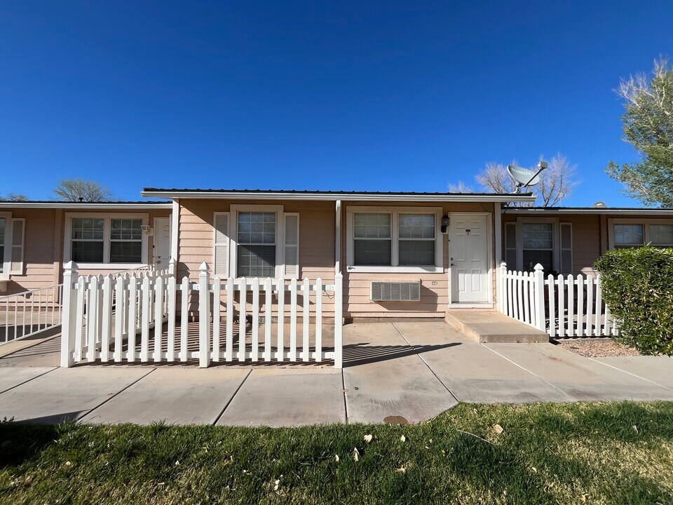 600 N 2450 E in Saint George, UT - Foto de edificio