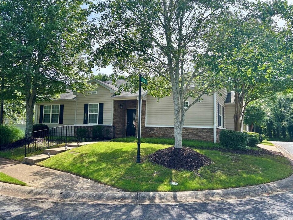 333 W Oaks Trail in Woodstock, GA - Foto de edificio
