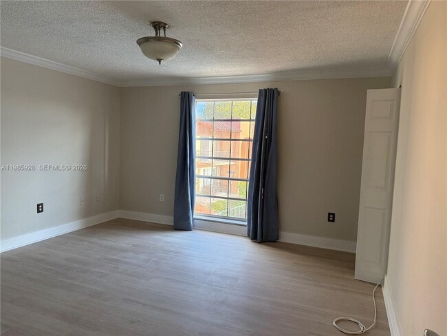 7170 Fairway Dr in Miami Lakes, FL - Foto de edificio - Building Photo