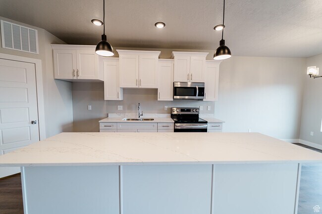 663 E 730 N in Hyrum, UT - Building Photo - Building Photo