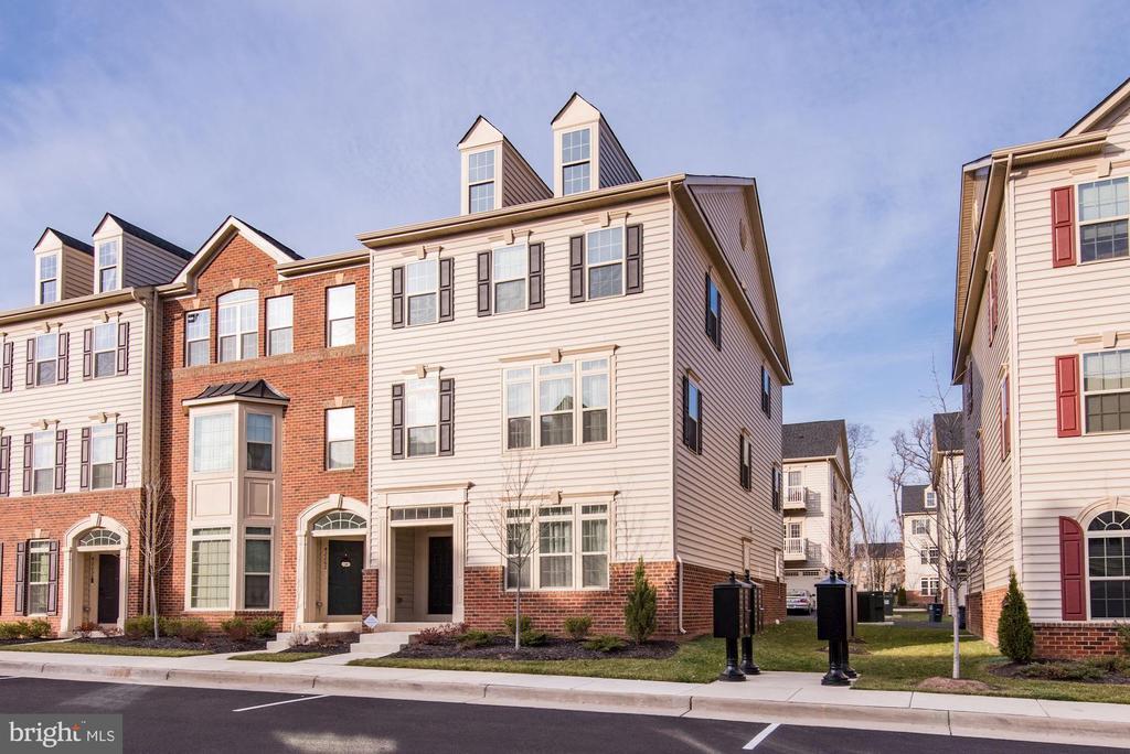 42268 Tackroom Terrace in Aldie, VA - Building Photo