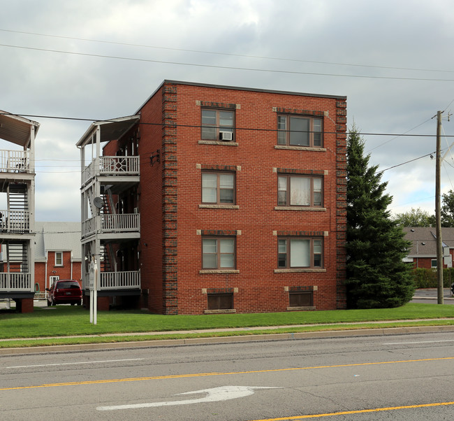 171 Queenston Rd in Hamilton, ON - Building Photo - Primary Photo