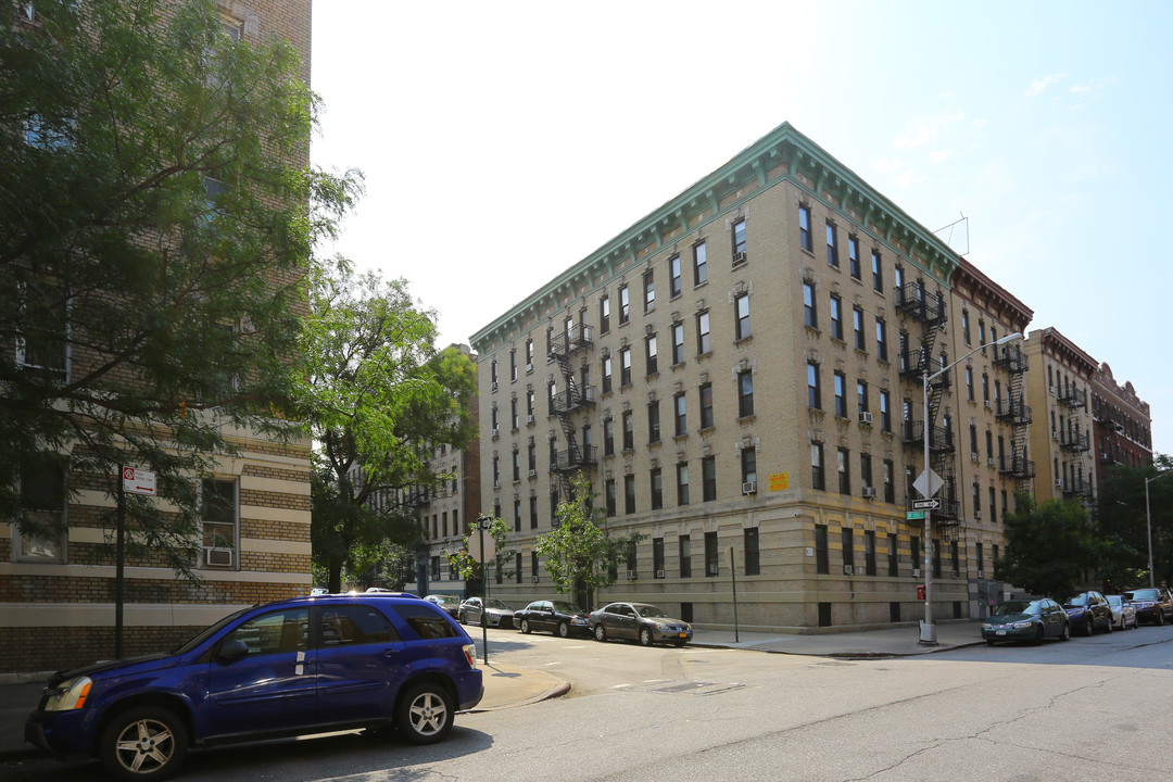 Minerva Court in New York, NY - Foto de edificio