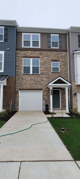 8217 Longford Rd in Glen Burnie, MD - Foto de edificio