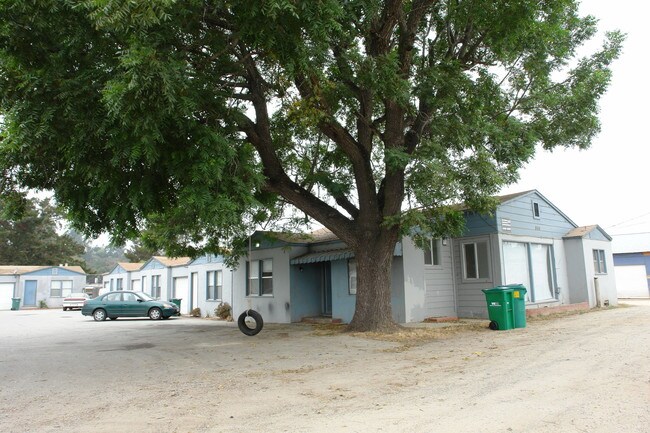 845 El Camino Real N in Salinas, CA - Foto de edificio - Building Photo