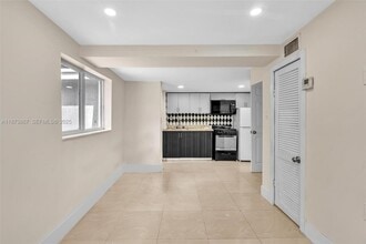 921 NW 110th St in Miami, FL - Building Photo - Building Photo