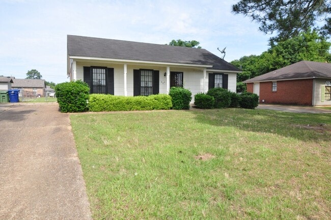 property at 824 N Pass Rd
