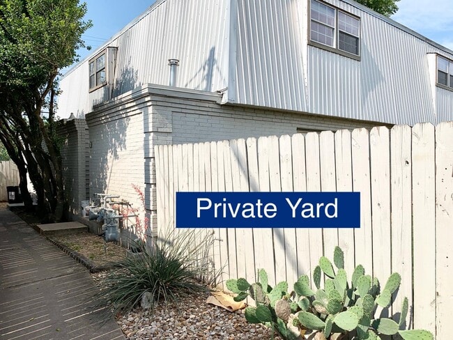 2501 Mission Hill Dr, Unit B in Austin, TX - Building Photo - Building Photo