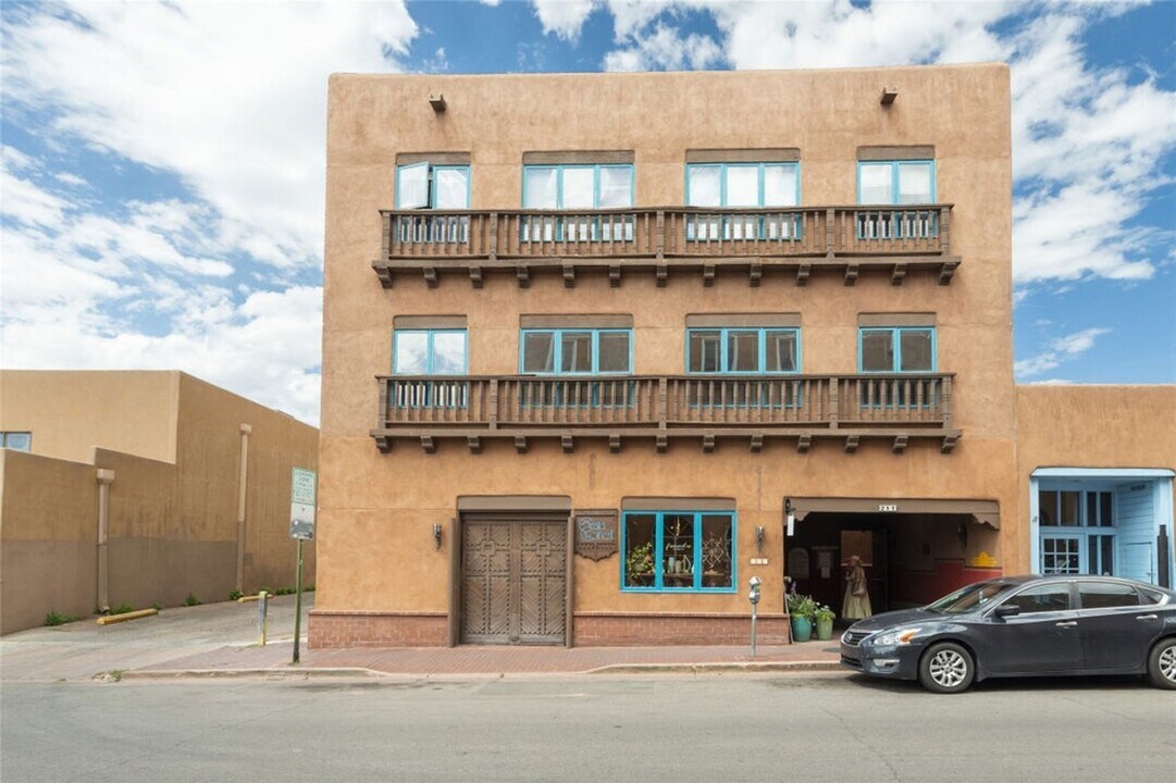 211 W Water St in Santa Fe, NM - Building Photo