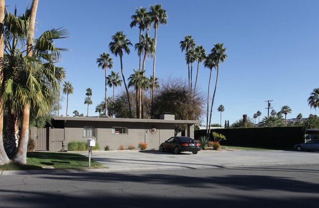 600 S Grenfall Rd in Palm Springs, CA - Foto de edificio - Building Photo