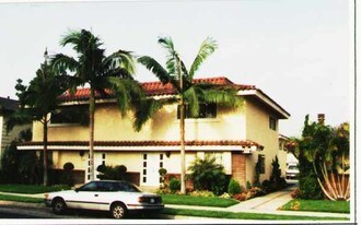 10707 La Reina Ave in Downey, CA - Building Photo