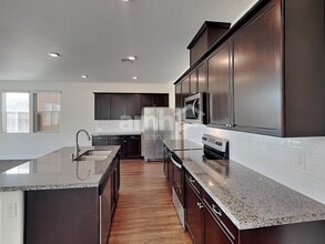 9875 S Eastern Ave in Las Vegas, NV - Foto de edificio - Building Photo