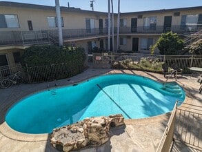 Oasis Apartments in Downey, CA - Foto de edificio - Building Photo