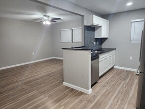 5211 Eilers Ave in Austin, TX - Foto de edificio - Building Photo