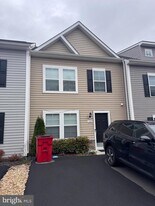 180 Scotch Pine Dr in Bunker Hill, WV - Building Photo