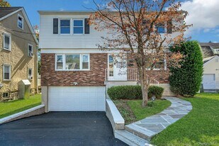 105 Bradford St in Harrison, NY - Building Photo