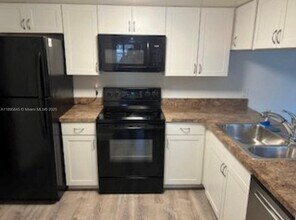 3102 SE Brook St in Stuart, FL - Building Photo - Building Photo