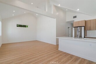 7570 Chaminade Ave in Los Angeles, CA - Foto de edificio - Building Photo