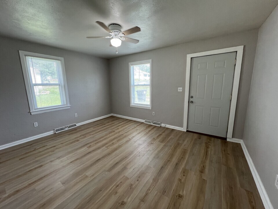 210 Mill St in Belton, MO - Building Photo