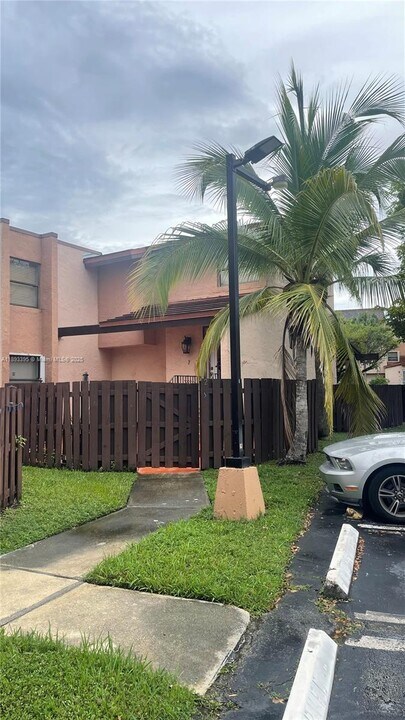 575 W Park Dr in Miami, FL - Building Photo