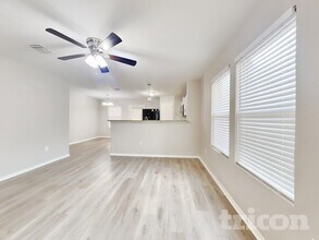 6647 Hartnet Fields in Converse, TX - Foto de edificio - Building Photo