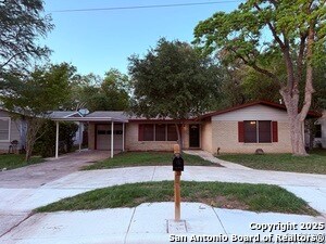 223 Middlebury Dr in San Antonio, TX - Building Photo