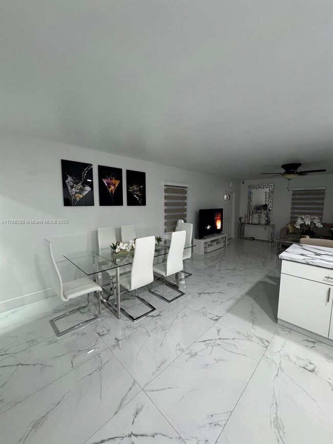 72 NW 171st St in North Miami Beach, FL - Foto de edificio - Building Photo
