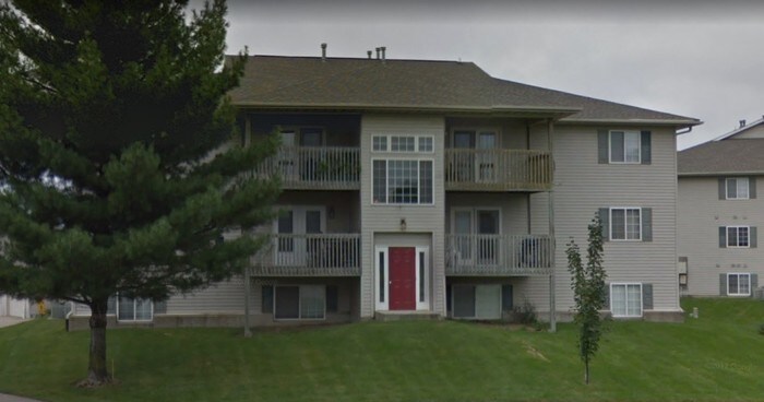 1040 Duchess Dr-Unit -UNIT 12 in Solon, IA - Building Photo
