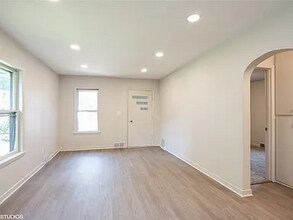 3215 E 8th St in Des Moines, IA - Foto de edificio - Building Photo