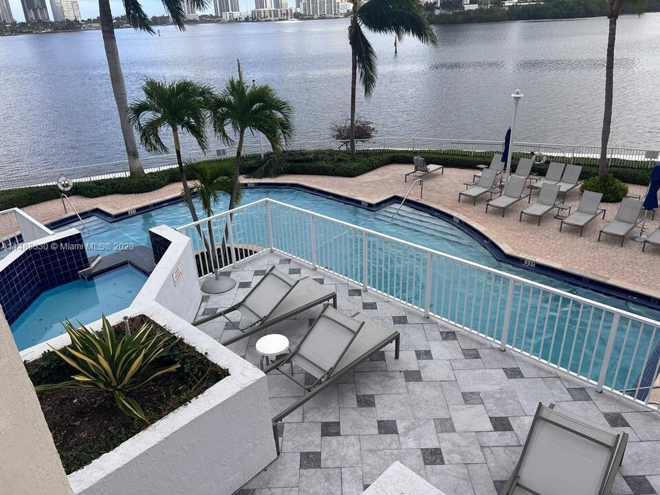 3370 Hidden Bay Dr, Unit 2006 in Aventura, FL - Foto de edificio