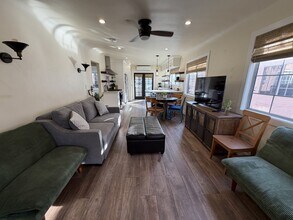 2120 Laverna Ave in Los Angeles, CA - Foto de edificio - Building Photo