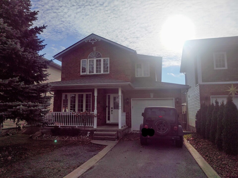121 Dalgleish Ave in Kingston, ON - Building Photo