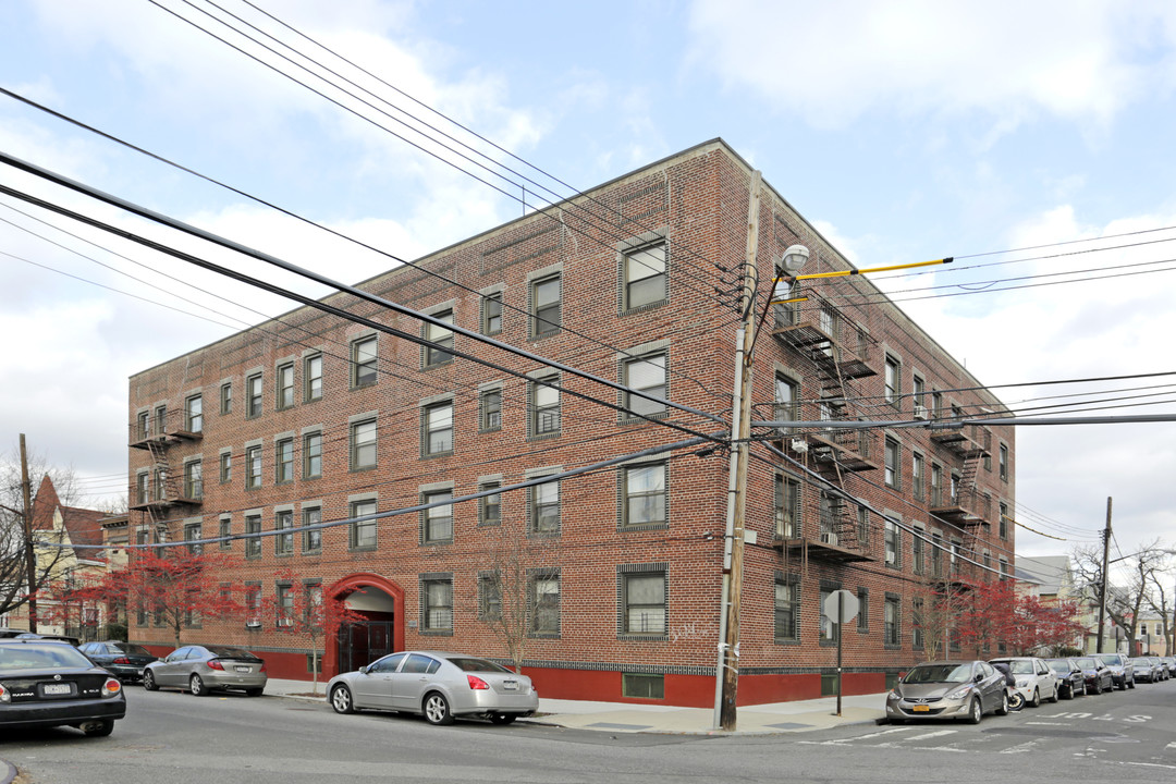 87-17 102nd St in Jamaica, NY - Building Photo