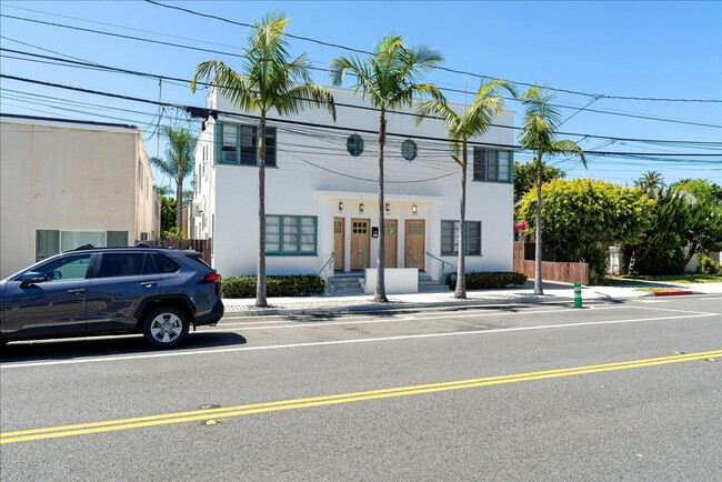 3056 E Broadway in Long Beach, CA - Building Photo - Building Photo