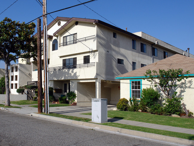 12625 Menlo Ave in Hawthorne, CA - Building Photo - Building Photo