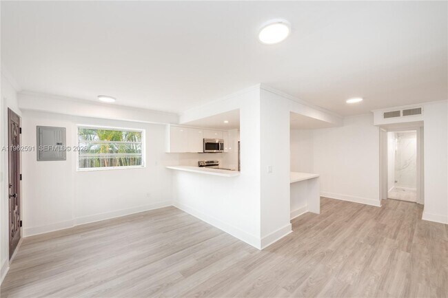 230 Sunrise Dr in Key Biscayne, FL - Building Photo - Building Photo