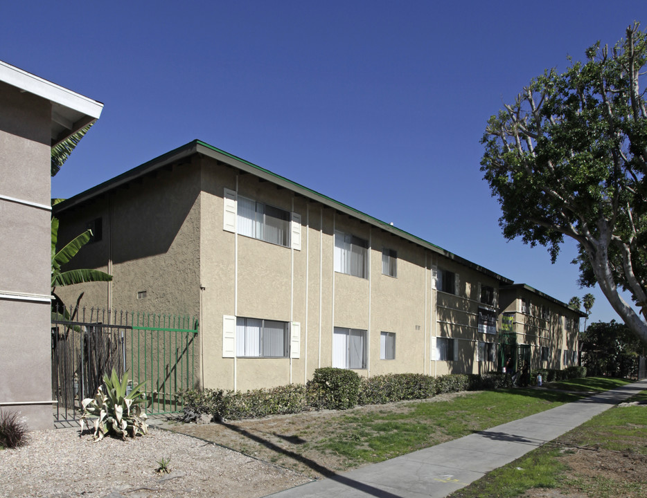 Three Palm Apartments in Anaheim, CA - Building Photo