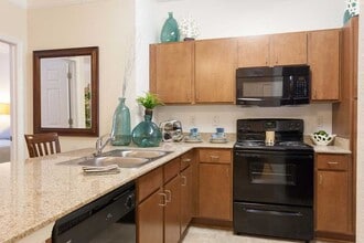 700 Acqua Apartments in Newport News, VA - Foto de edificio - Building Photo