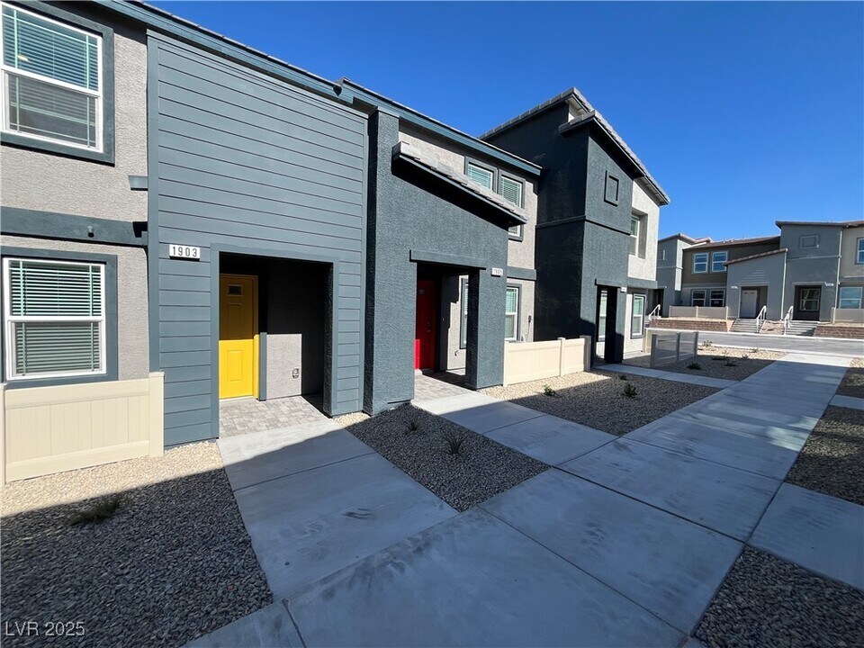 1903 Viola Vis St in Henderson, NV - Building Photo