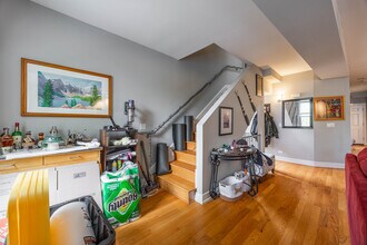 3023 N Oakley Ave, Unit 2 in Chicago, IL - Building Photo - Building Photo