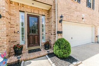 7515 Shady Villa Walk in Houston, TX - Building Photo - Building Photo